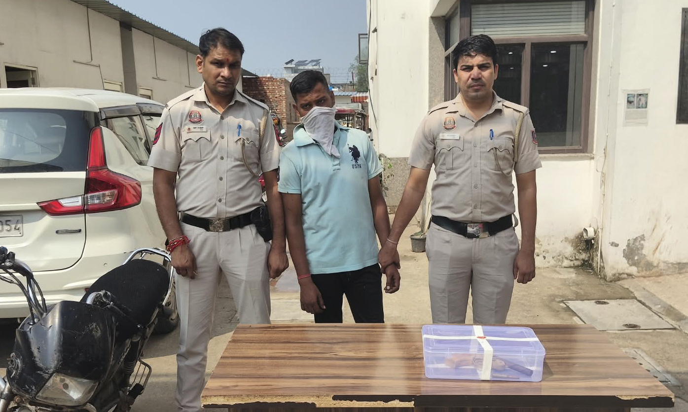 20 आपराधिक मामलों वाला सक्रिय बदमाश और ऑटो लिफ्टर गिरफ्तार, अवैध पिस्टल व चोरी की बाइक बरामद