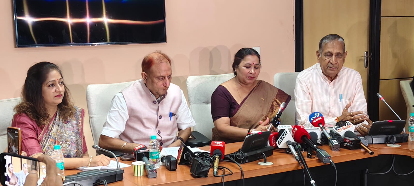 दिवाली पर एमसीडी का बड़ा तोहफा: 7603 कर्मचारी होंगे पक्के, नक्शा पास कराना भी आसान