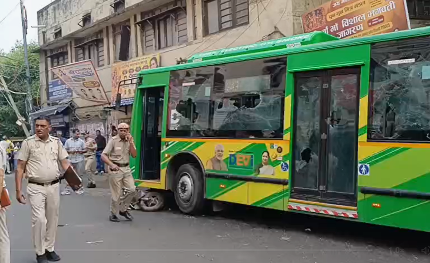 आनंद पर्वत में बेकाबू डीटीसी बस ने कई वाहनों को मारी टक्कर, दो की मौत और दो गंभीर रूप से घायल