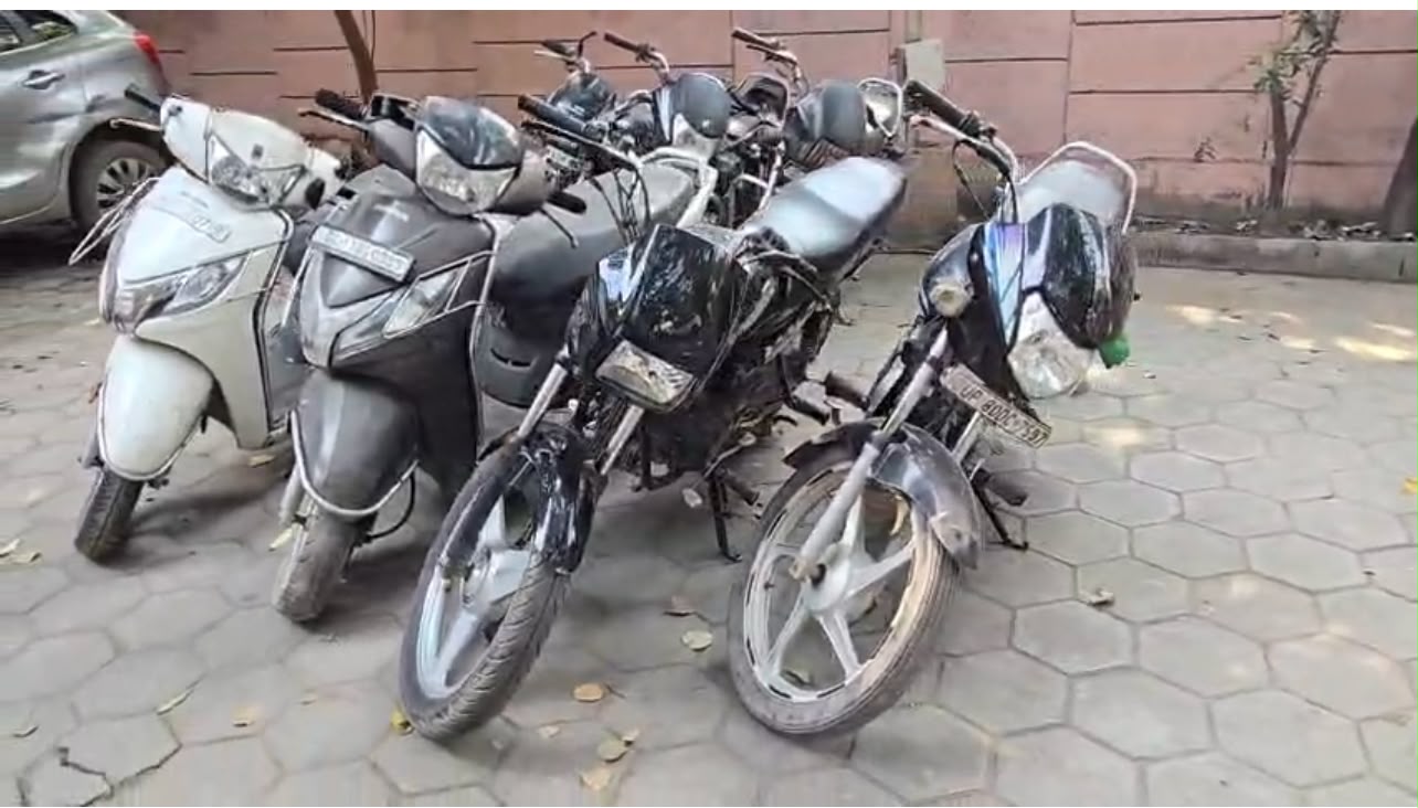 वाहन चोरों से बरामद दुपहिया वाहन
