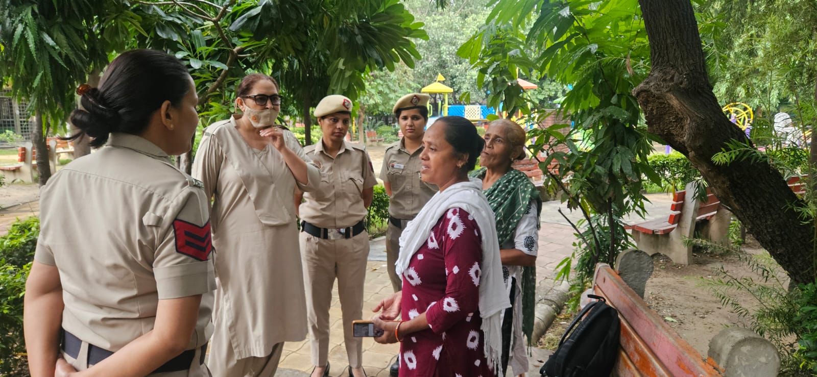 महिलाओं की सुरक्षा के लिए सड़कों पर उतरी नॉर्थ-वेस्ट जिला पुलिस, फुट पेट्रोलिंग से बढ़ाई जा रही सतर्कता